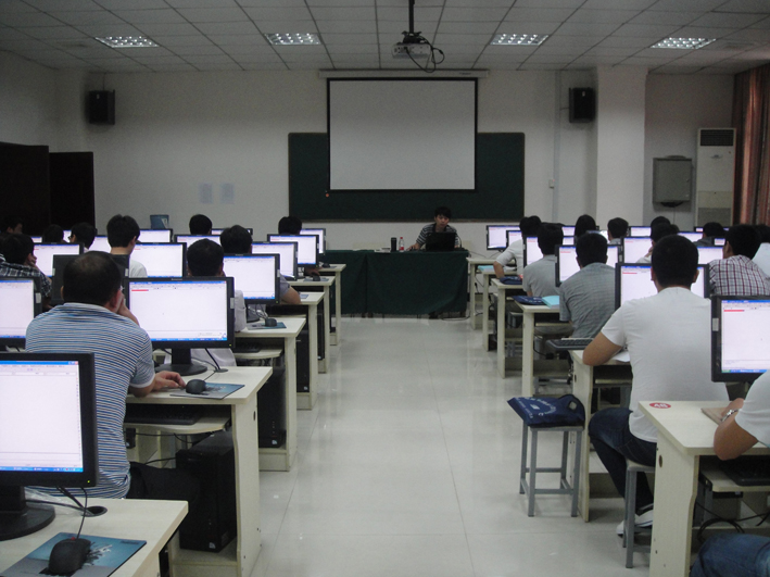 郑煤2012学员们认真听课.JPG